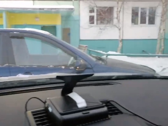 В Ноябрьске автохам заблокировал припаркованную легковушку