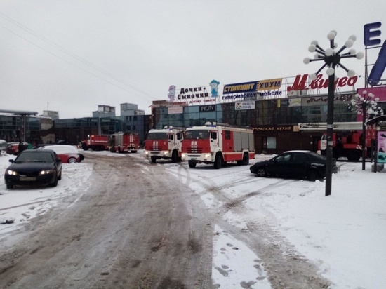 В Иванове в тушении пожара в торговом центре участвовали 75 единиц техники