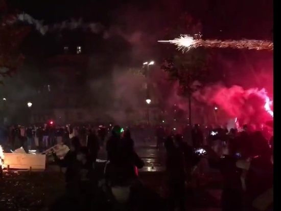 Появилось видео хаоса в Париже: Взрывы и нападения на полицию