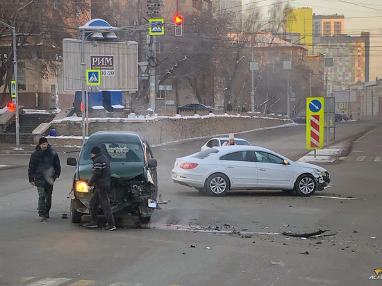 Женщине после ДТП с тремя машинами понадобилась помощь медиков в Новосибирске