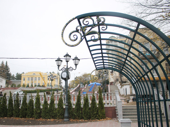 В Кисловодске ландшафтные дизайнеры создают вертикальные клумбы