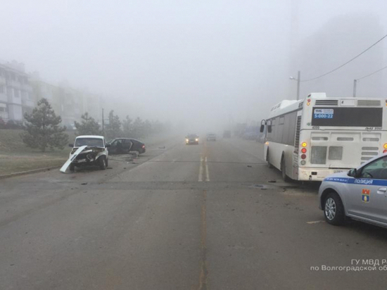 Водитель и пассажир ВАЗа травмировались в ДТП с автобусом в Волгограде