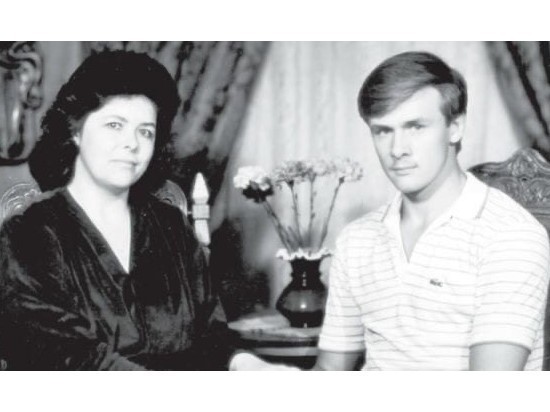 Любимов в День матери опубликовал черно-белый снимок с мамой