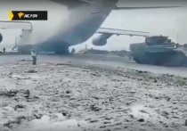Сегодня эвакуация аварийно приземлившегося самолета "Руслан" все же была проведена; на кадрах, появившихся в социальных сетях, видно, что для этого используют тяжелую военную технику