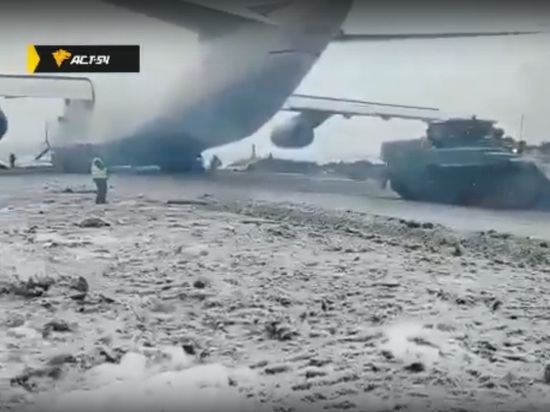 В аэропорту Толмачево вытащили из земли аварийно приземлившийся «Руслан»