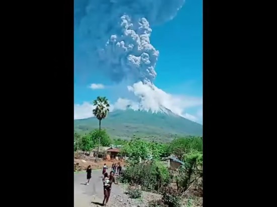 В Индонезии началось извержение вулкана Левотоло