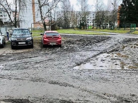 Вопиющим случаем назвали появление парковки на отремонтированных пешеходных дорожках в Пскове