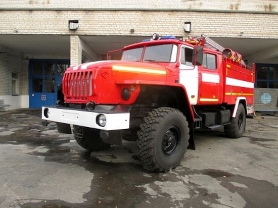 В Смоленской области на 333-м км трассы М-1 загорелось колесо у грузовика