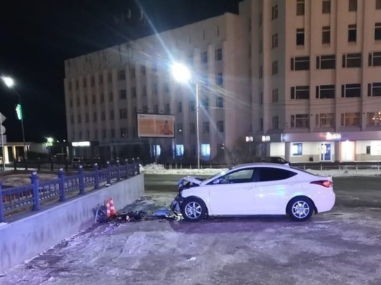 Пьяный водитель врезался в бетонный забор в Магадане