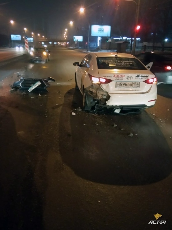 Водитель «Соляриса» скрылся на авто в сквере после массового ДТП в Новосибирске
