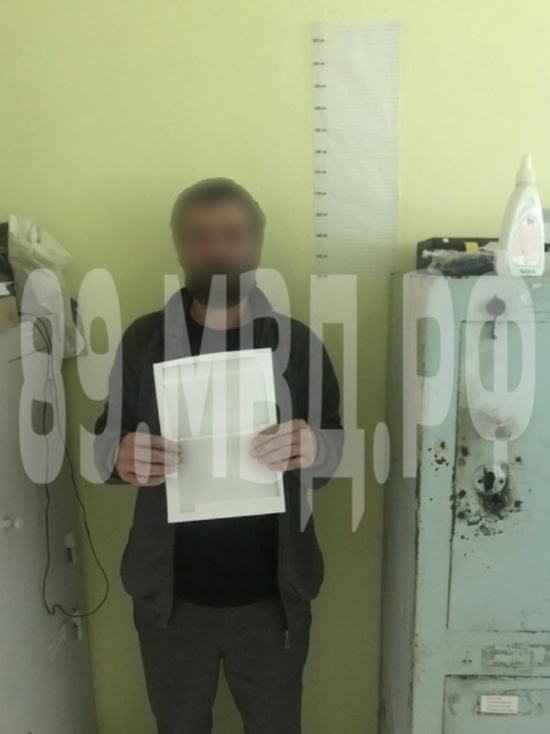 Житель Салехарда не запер входную дверь и «подарил» куртку бездомному