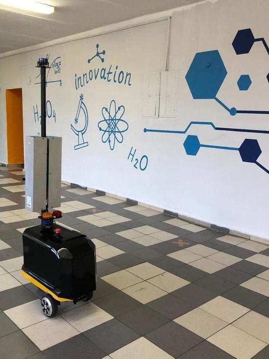 В школе Якутии работает робот-дезинфектор
