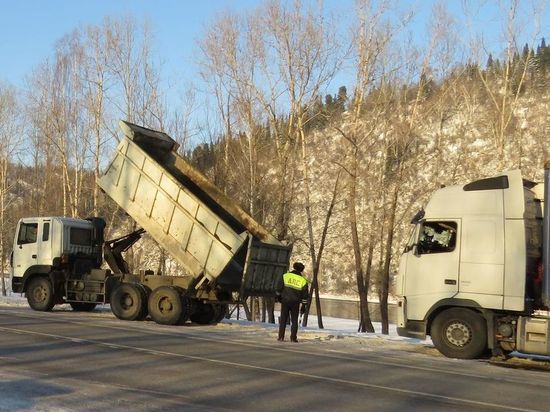 Водитель грузовика застрял на кузбасской трассе после морозной ночи