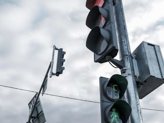 На юге Волгограда на оживленном перекрестке монтируют светофоры