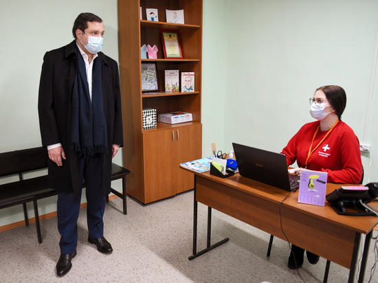 Губернатор Островский навестил смоленских волонтеров