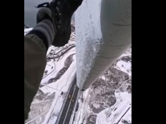 Промышленные альпинисты продолжили работы по очистке моста на остров Русский ото льда