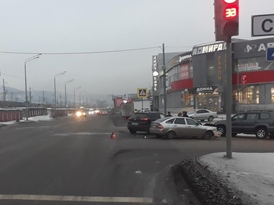 Три человека пострадали в жёстком ДТП в Новокузнецке