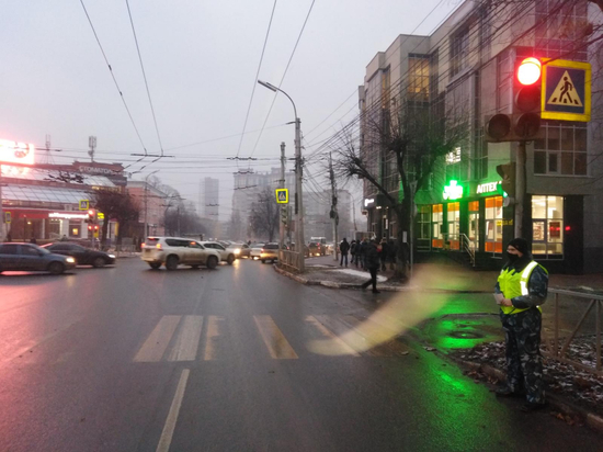 В Рязани водитель иномарки сбил пешехода на светофоре и скрылся