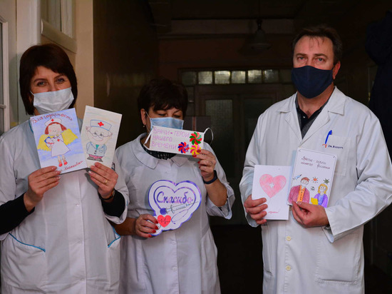 Дети ДНР нарисовали открытки для врачей ковидных госпиталей