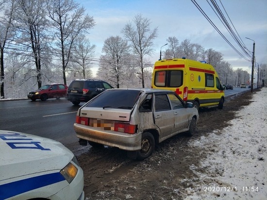 После столкновения машины с препятствием в Твери водитель получил травму головы