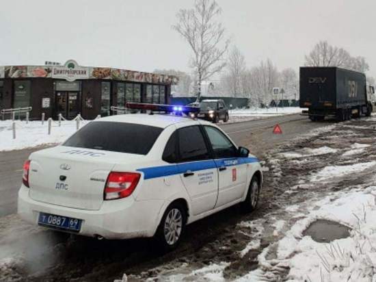 В Тверской области мужчина попал под многотонный грузовик