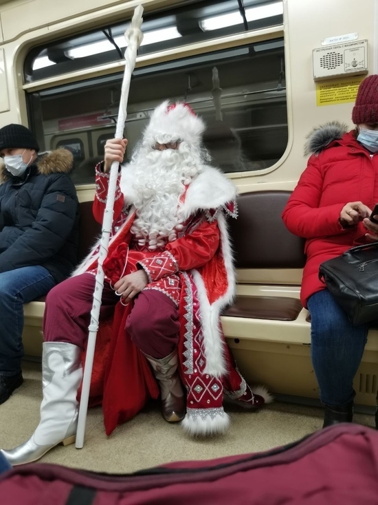 Деда Мороза в казаках и с посохом встретили в новосибирском метро