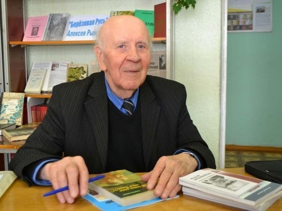 90-летний писатель из Кирова открыл свою выставку на дистанте