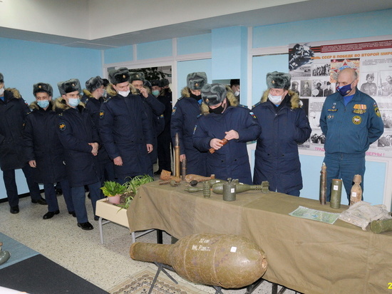 В калужском гарнизоне открыли выставку найденных саперами снарядов