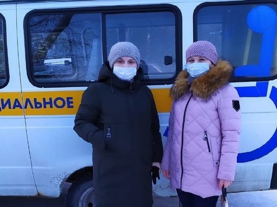 Пожилым жителям Октябрьского района выдают памятки о важности режима самоизоляции