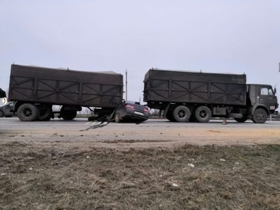 На трассе в Ростовской области двое погибли в ДТП с зерновозом