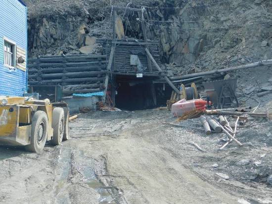 Из-за обрушения породы на руднике в Усть-Майском районе Якутии погиб человек
