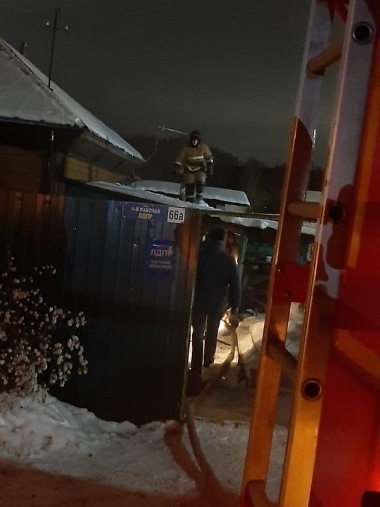 Мужчина погиб в страшном пожаре в частном доме в Новосибирске