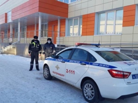 В Екатеринбурге ДПС с мигалками доставила в больницу задыхающегося ребенка
