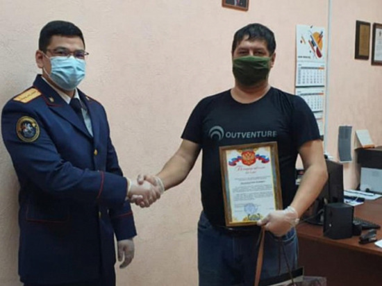 В Улан-Удэ наградили железнодорожника, спасшего новорожденную девочку