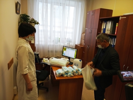Депутат горсовета Александр Мухарыцин передал маски и локтевые дозаторы новосибирским врачам