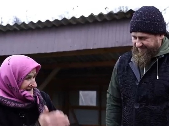 Чеченская бабушка отругала Рамзана Кадырова и вручила шерстяные носки