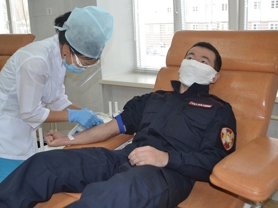 В Улан-Удэ росгвардейцы сдают донорскую кровь