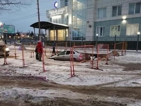 Костромская невезуха: водителя, попавшего в котлован на улице Маршала Новикова, еще и оштрафуют