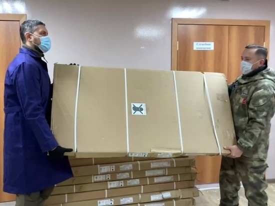 Осипов с волонтерами занес мебель в новый моностационар в Чите