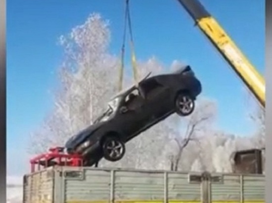 Затонувшую иномарку достали со дна озера на Алтае