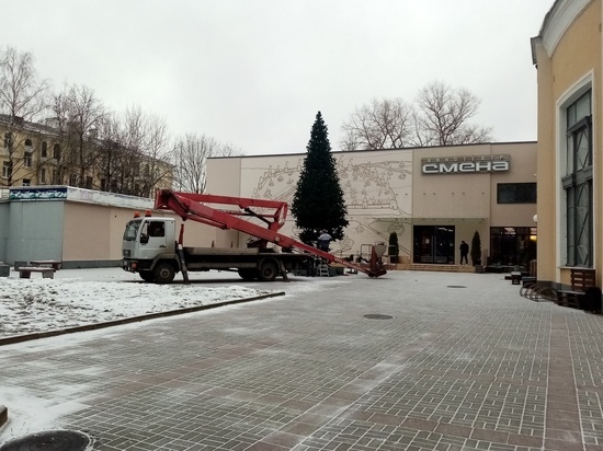 Елку ставят в Пскове на Октябрьском проспекте