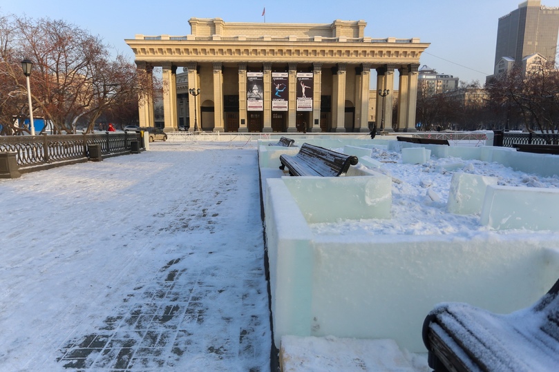 Каток возле оперного театра новосибирск