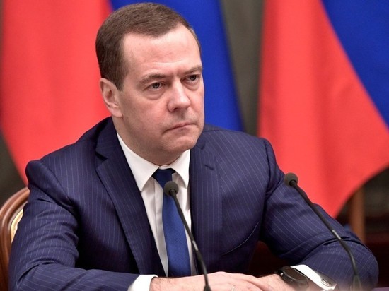 Медведев: рост миграции мешает соцобеспечению россиян
