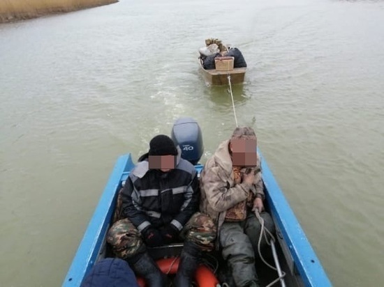В Ростовской области двое рыбаков едва не погибли посреди лимана
