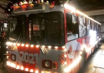 В Чите запустили троллейбус, украшенный снежинками, мишурой и светодиодными лентами