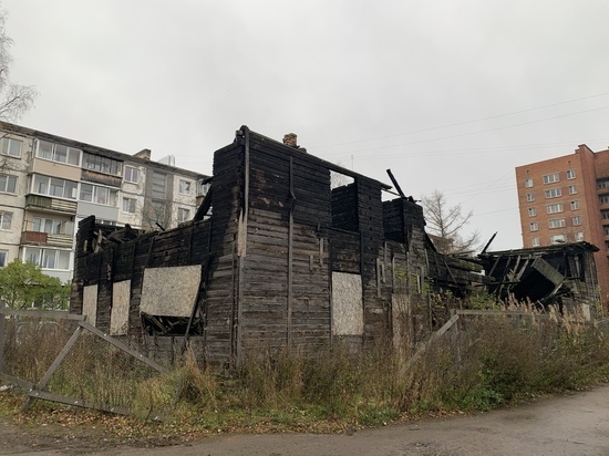 Полуразрушенное здание на улице Калинина представляет опасность для петрозаводчан