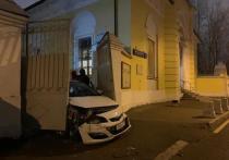 Сотрудники вневедомственной охраны Главного управления Росгвардии по Москве задержали пьяного водителя, автомобиль которого врезался в ворота храма