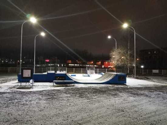 В свете фонарей: в скейт-парке на «Юности» установили освещение