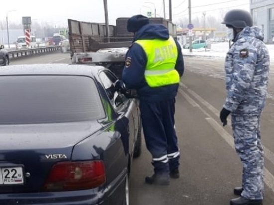 В Барнауле девять человек лишились авто у Нового моста из-за долгов