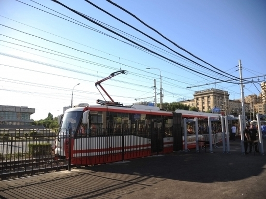 В Волгограде легковушка врезалась в трамвай с пассажирами